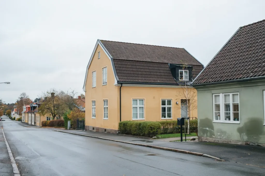 takoml ggning av shingeltak p kedjehus i stuvsta